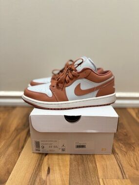 Nike Kids Low-Top Sneakers in Brown and White